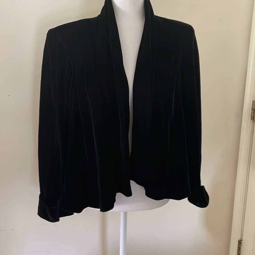 Alex Evenings vintage Velor flared sleeved black cape with shoulder pads lined